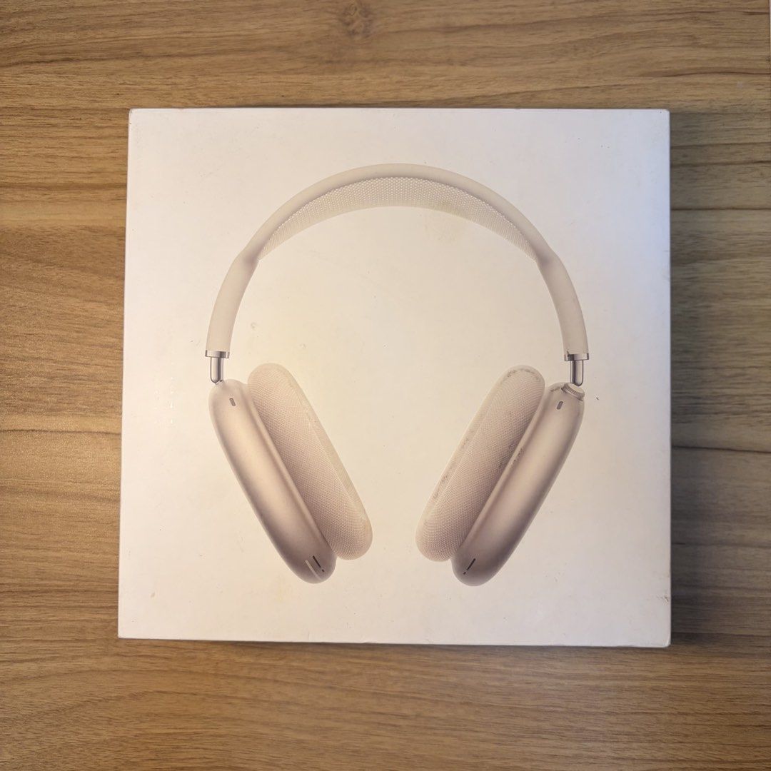 Airpods Max 2 Starlight (Type C ) (Category: Headphones & Headsets) located in Manila. Submitted by jelob24 (Listing ID 1454922651, Image 1). Description: Airpods Max 2 Starlight Type C Original from Power Mac with Price pa sa box honest issue: cosmetic issue lang medyo madumi ( starlight kasi ) pero it’s cleanable naman and a few hairline scratches ( barely noticeable ) i can see you pics pero doesn’t affect the functionality 10/10 noise cancell