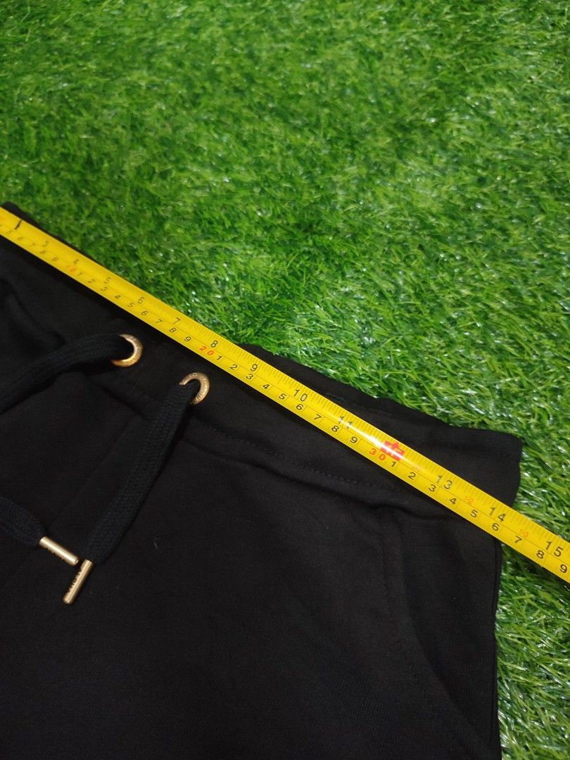 Alpha Industries Basic small logo shorts (Category: Activewear) located in Cebu City. Submitted by deadjay84 (Listing ID 1454942868, Image 2). Description: Alpha Industries Basic small logo shorts Like new Medium on tag fits 27-30 - Color: Black - Features: Elastic waistband with drawstring - Details: Gold logo on side, red tag on side seam - Style: Great for casual wear pls see photos for details Add shipping Cebu loc.