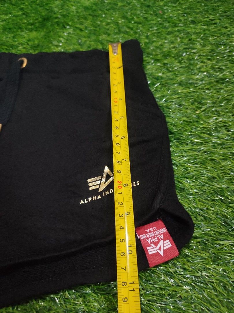 Alpha Industries Basic small logo shorts (Category: Activewear) located in Cebu City. Submitted by deadjay84 (Listing ID 1454942868, Image 3). Description: Alpha Industries Basic small logo shorts Like new Medium on tag fits 27-30 - Color: Black - Features: Elastic waistband with drawstring - Details: Gold logo on side, red tag on side seam - Style: Great for casual wear pls see photos for details Add shipping Cebu loc.