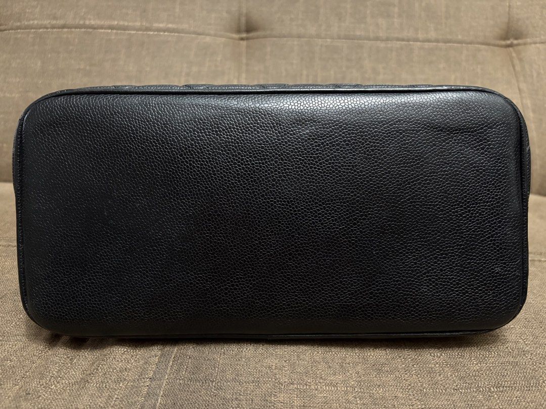 Authentic Chanel Medallion Caviar in GHW (Category: Luxury Bags & Wallets) located in Pasig City. Submitted by 4strid.wind (Listing ID 1454915275, Image 3). Description: Authentic Chanel Medallion with Entrupy💯 Cavial leather in gold hardware Holo intact NO foul smell or sticky feeling With signs of use inside pls see photos.