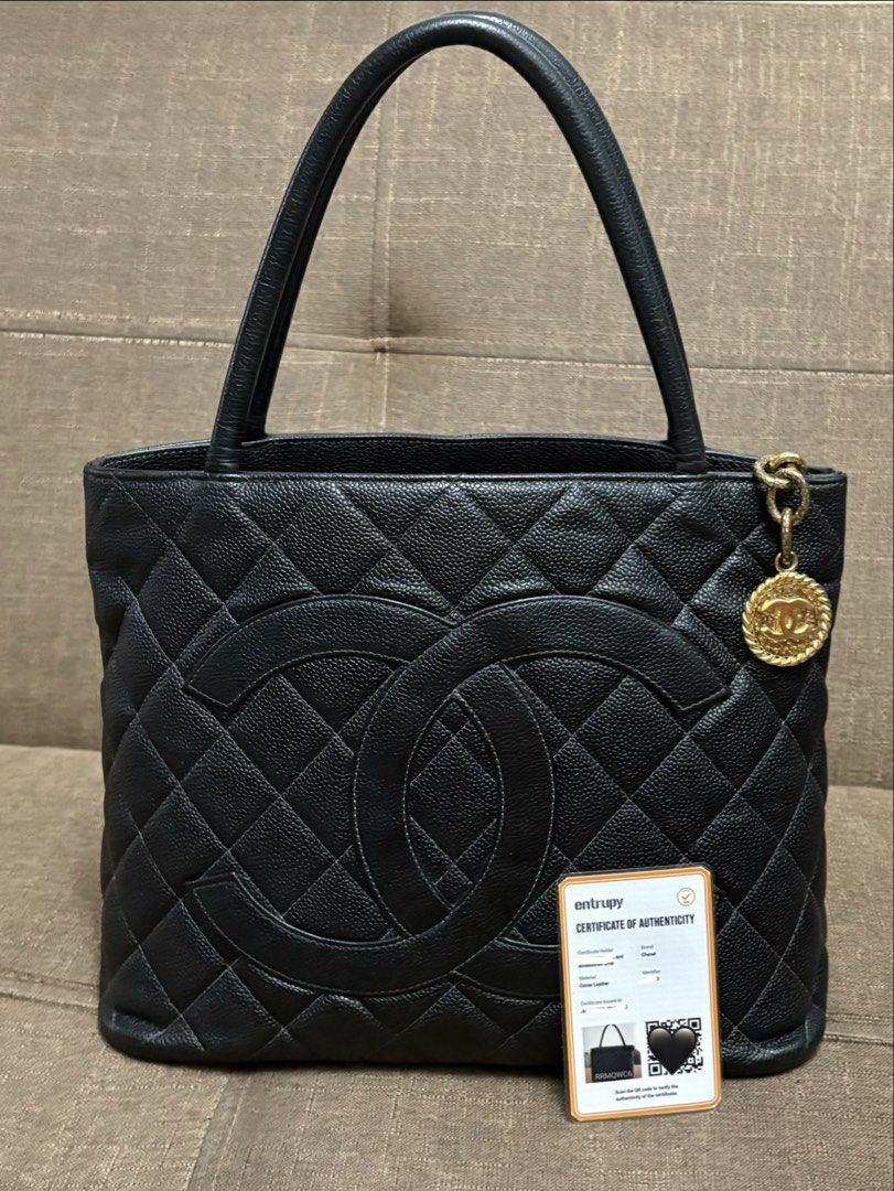 Authentic Chanel Medallion Caviar in GHW (Category: Luxury Bags & Wallets) located in Pasig City. Submitted by 4strid.wind (Listing ID 1454915275, Image 1). Description: Authentic Chanel Medallion with Entrupy💯 Cavial leather in gold hardware Holo intact NO foul smell or sticky feeling With signs of use inside pls see photos.