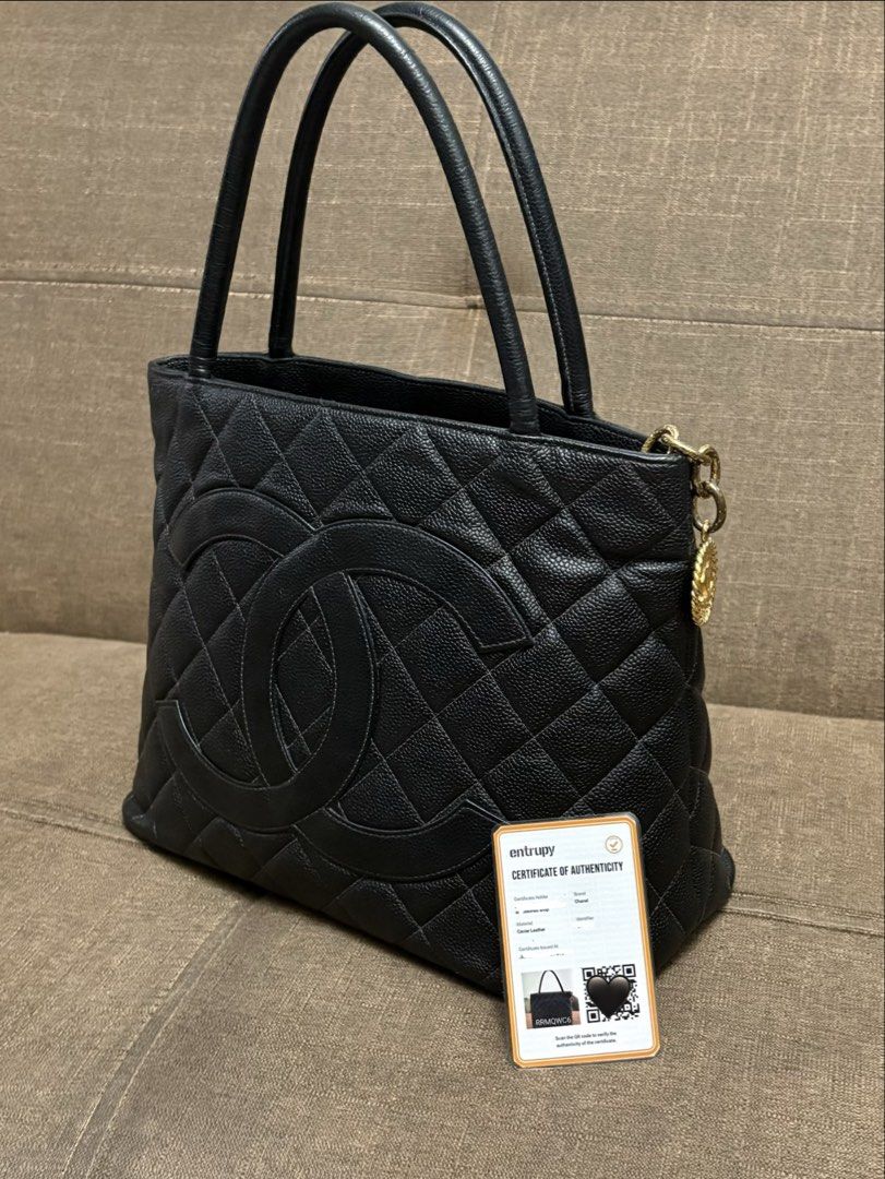 Authentic Chanel Medallion Caviar in GHW (Category: Luxury Bags & Wallets) located in Pasig City. Submitted by 4strid.wind (Listing ID 1454915275, Image 2). Description: Authentic Chanel Medallion with Entrupy💯 Cavial leather in gold hardware Holo intact NO foul smell or sticky feeling With signs of use inside pls see photos.