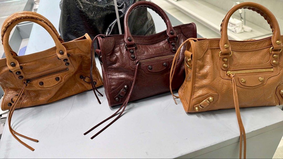Balenciaga Le City Small (Category: Cross-body Bags) located in Paranaque City. Submitted by robear26 (Listing ID 1454896640, Image 1). Description: 🤎 Brand new, comes complete.
