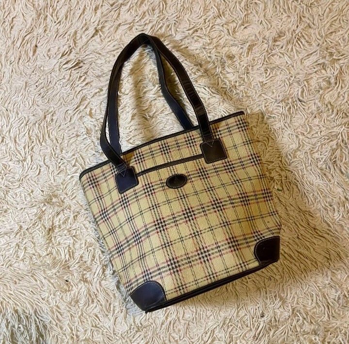 Beanpole Haymarket Check Tote Bag (Category: Luxury Bags & Wallets) located in Caloocan City. Submitted by noy5o1a (Listing ID 1454926297, Image 2). Description: - Iconic beanpoleHaymarket check pattern - Genuine leather trim and handles - Spacious interior for daily essentials - Timeless and versatile design - Ideal for work or casual outings.