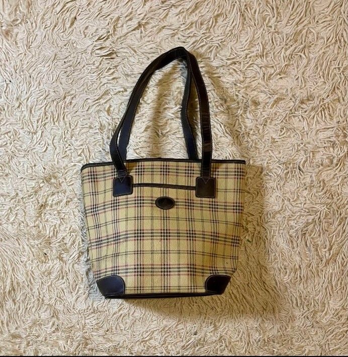 Beanpole Haymarket Check Tote Bag (Category: Luxury Bags & Wallets) located in Caloocan City. Submitted by noy5o1a (Listing ID 1454926297, Image 1). Description: - Iconic beanpoleHaymarket check pattern - Genuine leather trim and handles - Spacious interior for daily essentials - Timeless and versatile design - Ideal for work or casual outings.