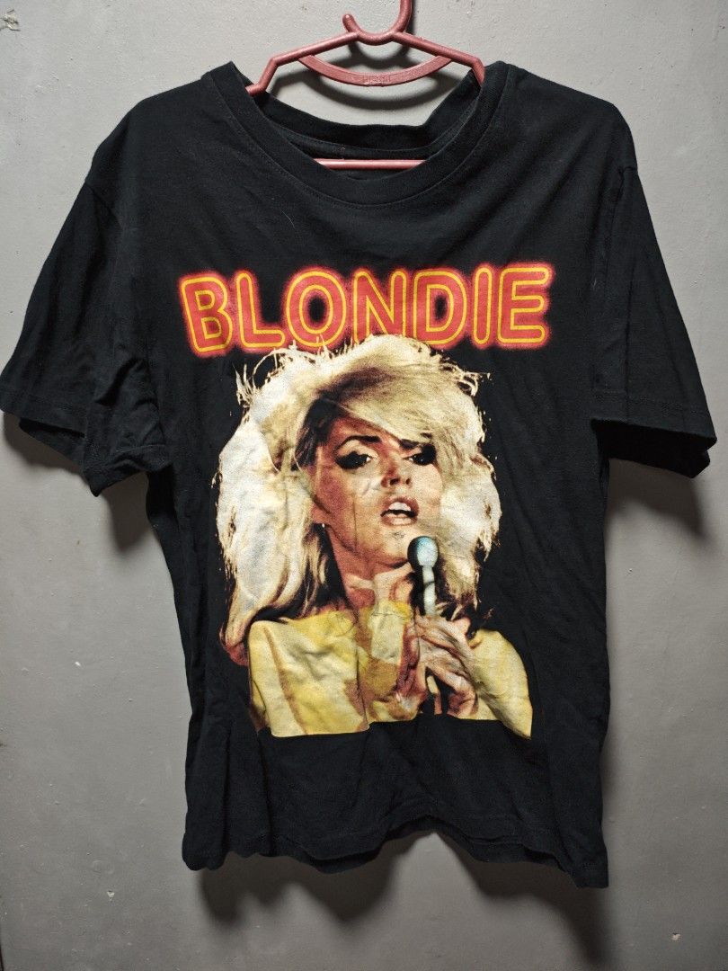 Blondie Debbie Harry T-shirt (Category: Shirts) located in Daraga. Submitted by paw.m (Listing ID 1454845994, Image 1). Description: - Black t-shirt - Graphic print of Debbie Harry from Blondie - 'BLONDIE' band name in neon-style lettering above image - Plain black back - Ideal for Blondie fans.