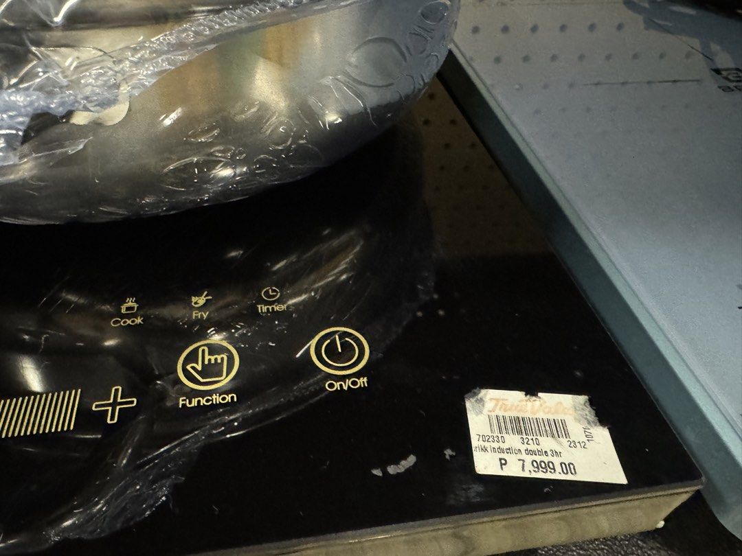 BRIKK Induction Cooker BDICSL08 1400W (Category: Cookers) located in Makati City. Submitted by lovejuju72 (Listing ID 1445331043, Image 3). Description: - BRIKK Induction Cooker BDICSL08 - Powerful 1400W for rapid heating - Reaches up to 180°C - 85% heat efficiency for faster cooking - Safety features: Overheat protection, Child Lock, Automatic Shut-off - Perfect for quick and efficient meal preparation.