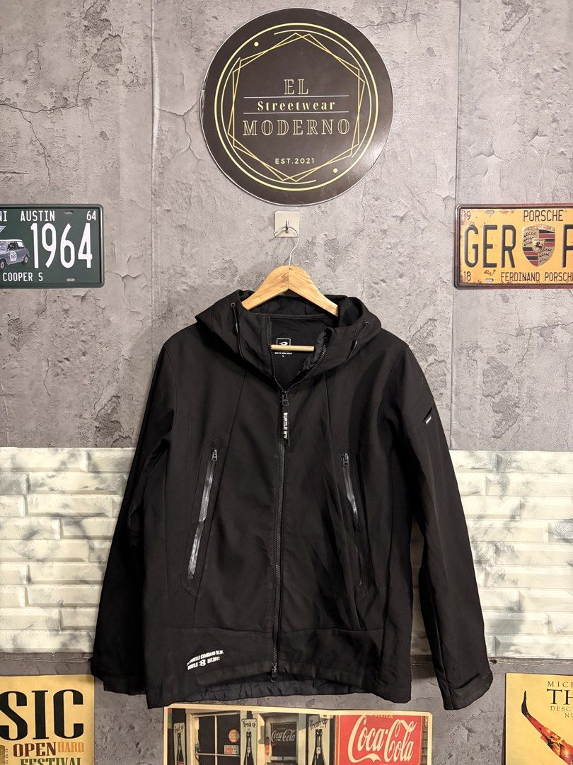Burtle Soft Shell Jacket (Category: Coats, Jackets and Outerwear) located in Imus. Submitted by noblefish.b1bfd2 (Listing ID 1454847814, Image 1). Description: Burtle Soft Shell Large 22x27.