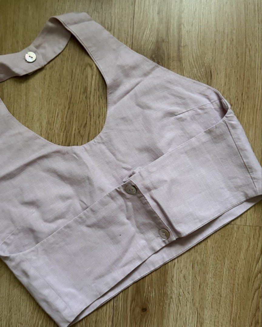 Carino Linen Halter Top (Category: Sleeveless) located in Quezon City. Submitted by declutteringgn (Listing ID 1454788895, Image 2). Description: Bought here in carousell Rfs m flat af .