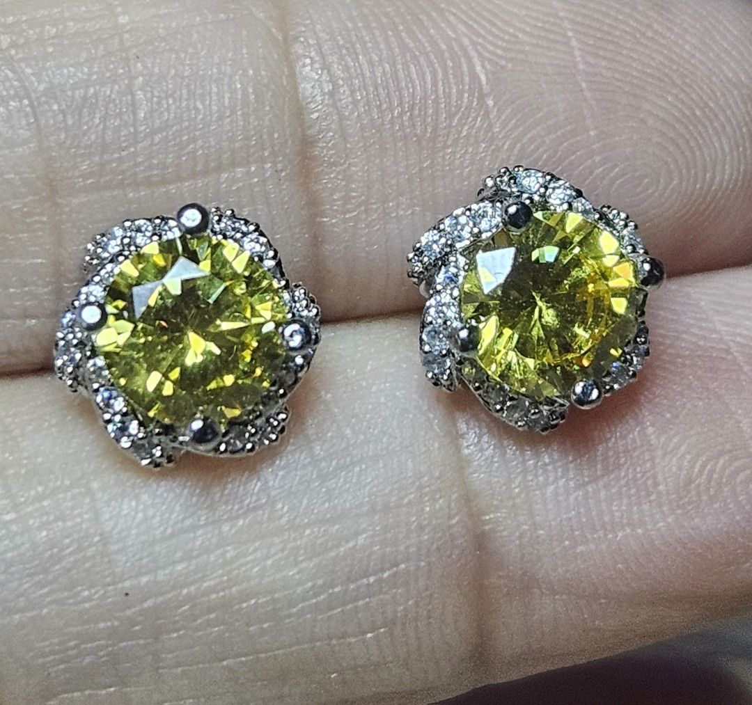 Citrine Stone Flower Earrings (Category: Earrings) located in Cainta. Submitted by Kahi0410 (Listing ID 1454820326, Image 2). Description: Natural Stone Half silver Platinum plated Non fade Hypoallergenic.