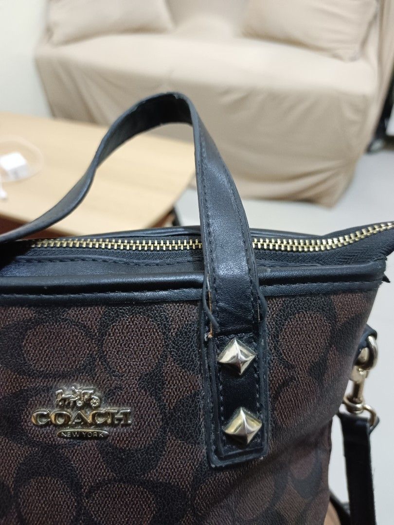 COACH (Category: Luxury Bags & Wallets) located in Manila. Submitted by freedeer.dd6cce (Listing ID 1454777170, Image 3). Description: CHOCO BROWN COACH BAG EXCELLENT ANJAN NA ISSUE CHOCO BROWN GOOD CONDITION PHP 800.