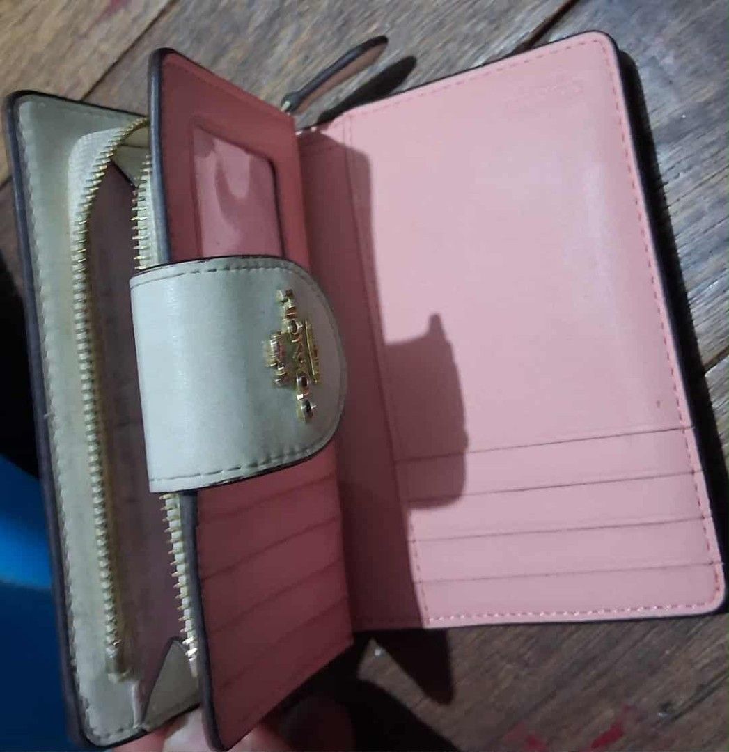 Coach Floral Print Bifold Wallet (Category: Wallets & Card holders) located in Muntinlupa City. Submitted by abunching (Listing ID 1454928844, Image 3). Description: - Coach bifold wallet (not original) - Adorable floral print design - Classic brown signature canvas exterior - Pretty pink interior - Multiple card slots for organization - Convenient zip coin pocket - Secure snap closure - Perfect for everyday essentials - Shows minor signs of wear