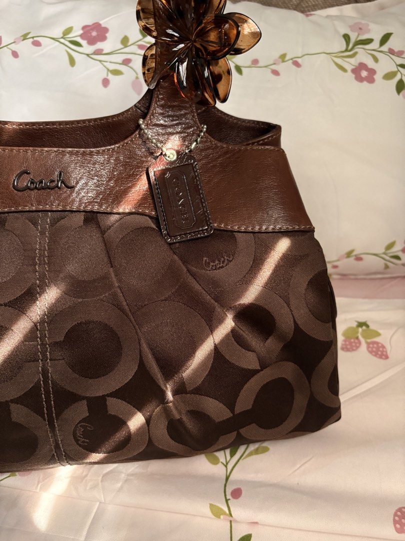 Coach Lexi Choco Brown Tote Bag (Category: Luxury Bags & Wallets) located in San Fernando. Submitted by srhgrc (Listing ID 1454824838, Image 3). Description: Slightly negotiable Dm me on our ig: carryandcoph.