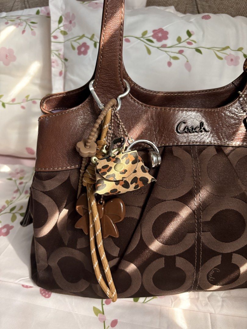 Coach Lexi Choco Brown Tote Bag (Category: Luxury Bags & Wallets) located in San Fernando. Submitted by srhgrc (Listing ID 1454824838, Image 2). Description: Slightly negotiable Dm me on our ig: carryandcoph.