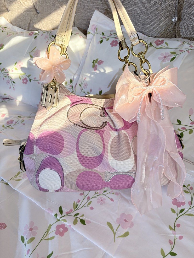 Coach Maggie Madison Tote Bag Shoulder Bag (Category: Luxury Bags & Wallets) located in San Fernando. Submitted by srhgrc (Listing ID 1454826340, Image 1). Description: Slightly negotiable Dm us on our ig: carryandcoph.
