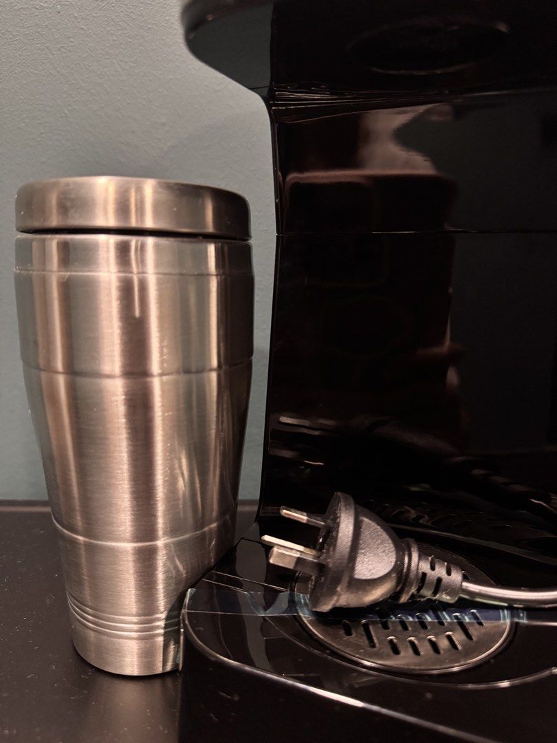 Coffee maker (Category: Coffee & Tea Tableware) located in Kuala Lumpur. Submitted by amiramira1 (Listing ID 1454766528, Image 2). Description: As is, no box. Brand new item, never used it. Including the tumbler. Also never used it. Can nego .
