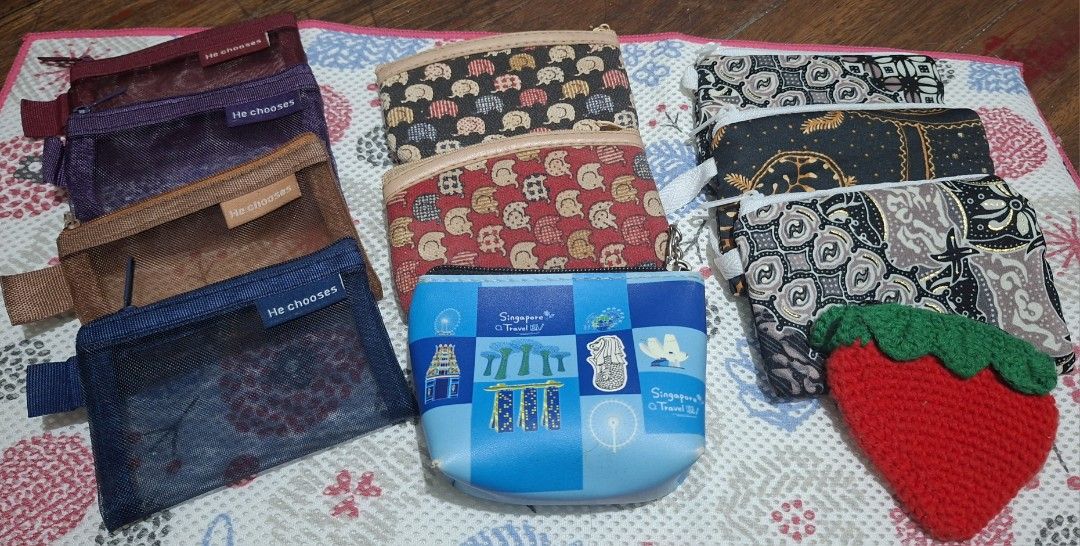 Coin purse (Category: Purses & Pouches) located in Muntinlupa City. Submitted by abunching (Listing ID 1454931421, Image 1). Description: take all coin purse pouch.
