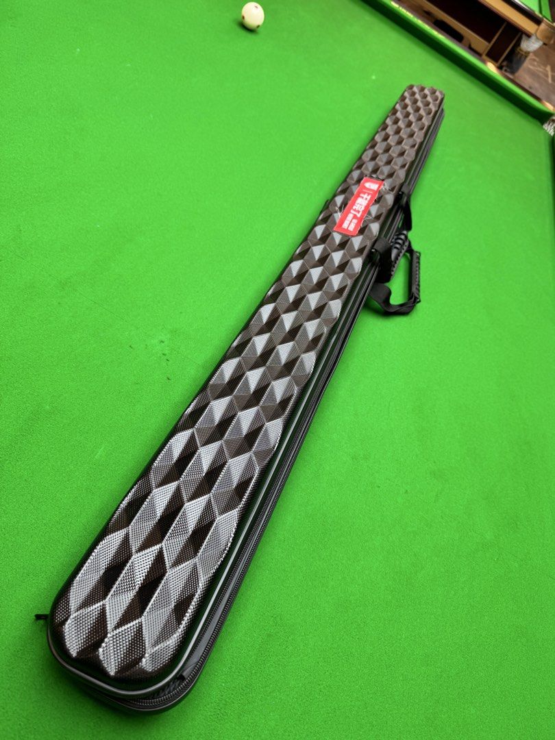 Cue case (Category: Billiards & Bowling) located in Singapore. Submitted by tinghauchi30519 (Listing ID 1454855293, Image 2). Description: Good for 3 full cue and 1 jump cue. Plus free chalk and gloves .