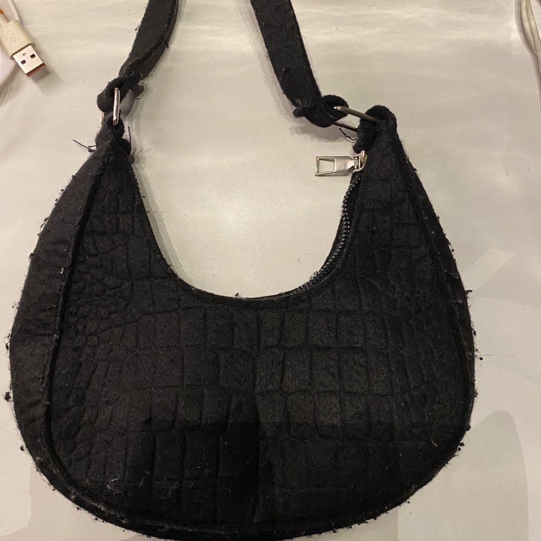 cute small bag in black (Category: Luxury Bags & Wallets) located in Manila. Submitted by nikzarchives (Listing ID 1454895820, Image 1). Description: 💌 cute black handbag 💌 product is showcased like the picture 💌 no damage.