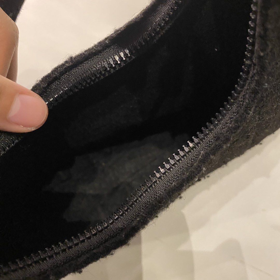 cute small bag in black (Category: Luxury Bags & Wallets) located in Manila. Submitted by nikzarchives (Listing ID 1454895820, Image 3). Description: 💌 cute black handbag 💌 product is showcased like the picture 💌 no damage.