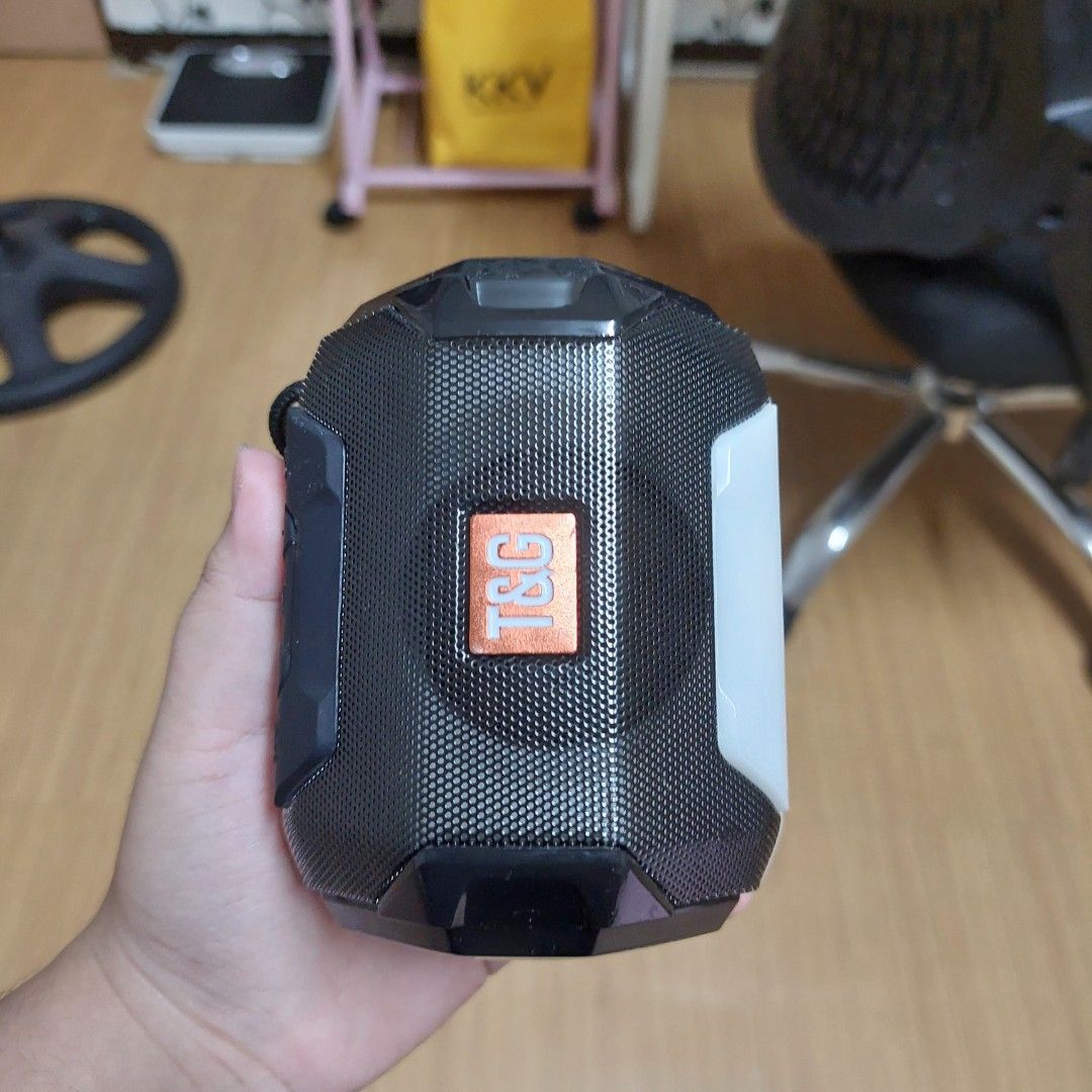 Defective Speaker not charging (Category: Soundbars, Speakers & Amplifiers) located in Quezon City. Submitted by kori_kuma (Listing ID 1454904306, Image 1). Description: .