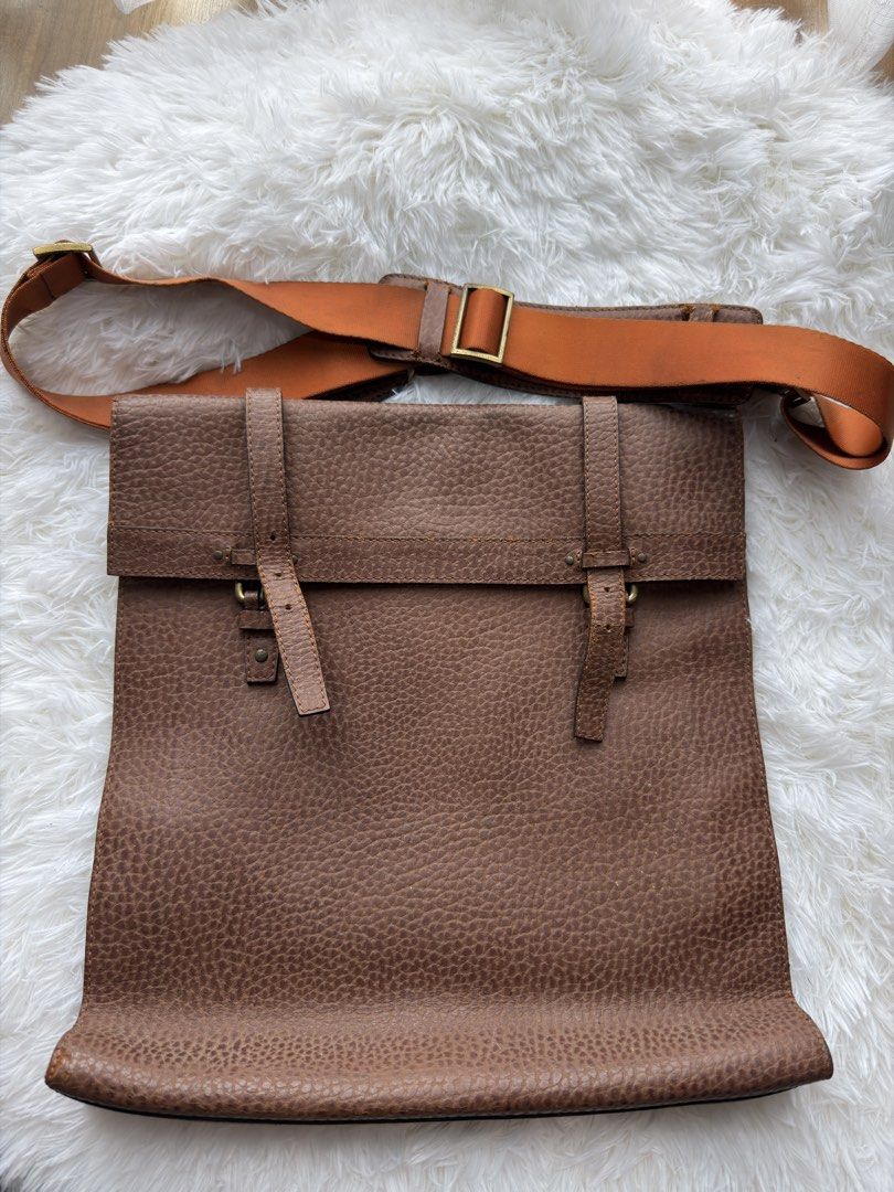 Fino Leather Bag Brown (Category: Luxury Bags & Wallets) located in Manila. Submitted by vieee_28 (Listing ID 1454824099, Image 2). Description: - Preloved Fino leather bag - Nice dark brown color - Adjustable strap - Perfect for everyday use .