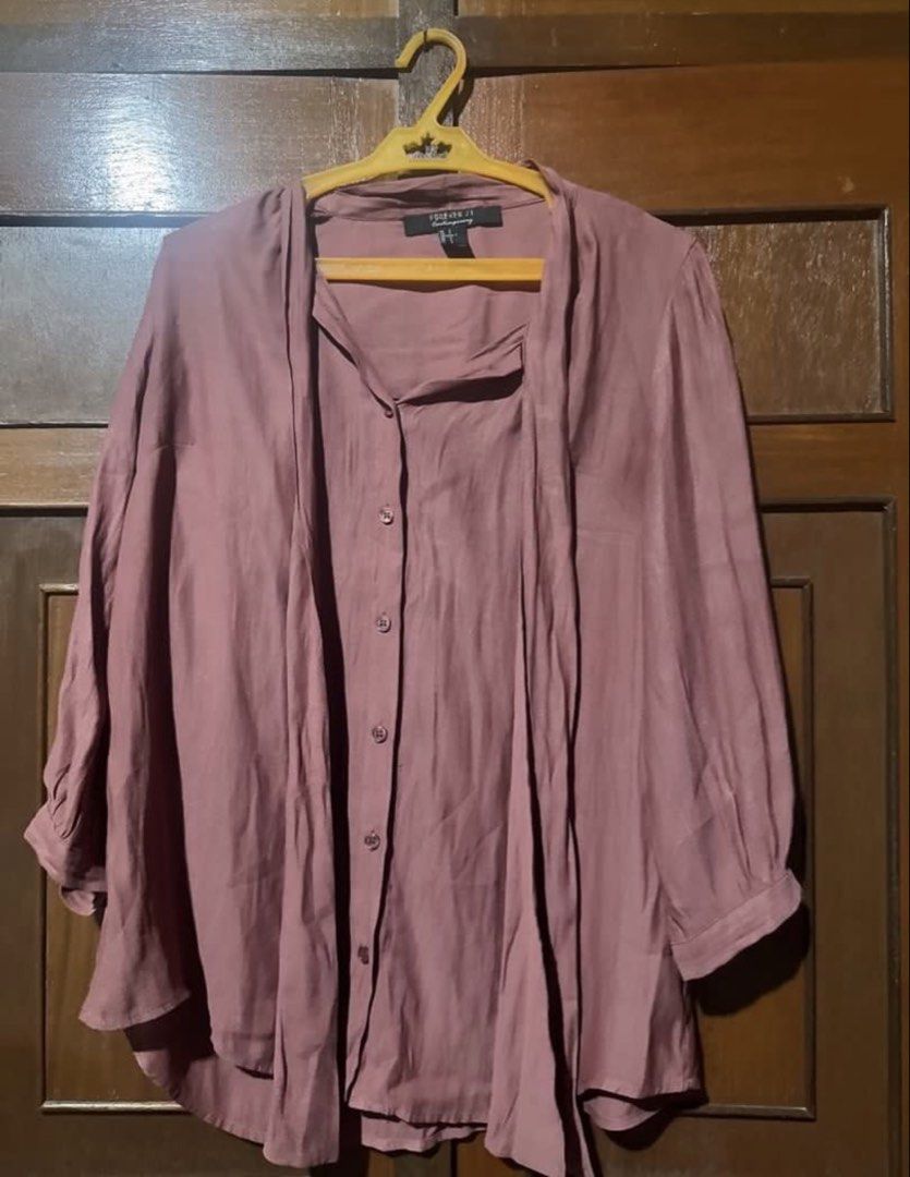 Forever 21 Contemporary Pink Bow Blouse Size S (Category: Blouses) located in Obando. Submitted by pepperooshop (Listing ID 1454935565, Image 2). Description: - Brand: Forever 21 - Features: Tie-neck detail, front buttons, long sleeves with button cuffs .