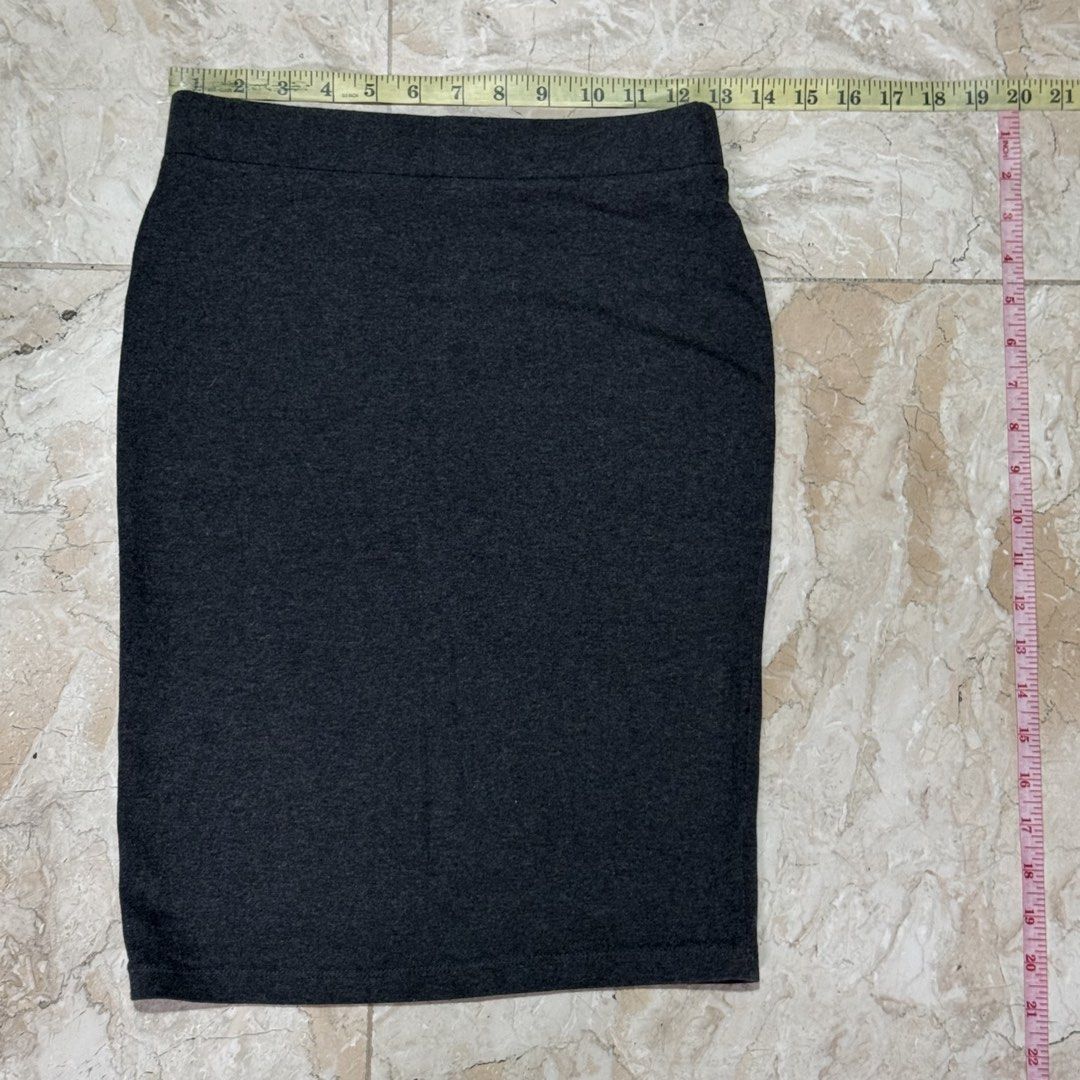Forever 21 Dark Grey Pencil Skirt (Category: Skirts) located in Quezon City. Submitted by EveryWANTShop (Listing ID 1454886556, Image 1). Description: - Dark grey pencil skirt - Brand: Forever 21 - Size: S - Made in Vietnam - Stretchy material for a comfortable fit - Versatile: Great for work or casual wear.