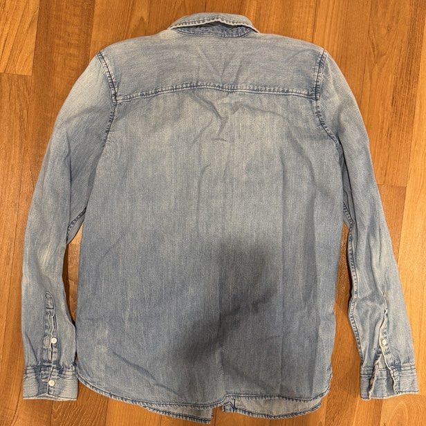 Gap Button Up (Category: Tops) located in Singapore. Submitted by want222sell (Listing ID 1454820103, Image 3). Description: .