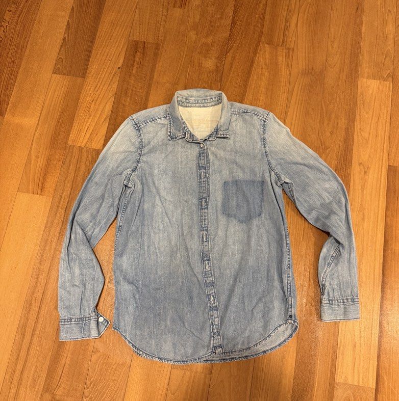 Gap Button Up (Category: Tops) located in Singapore. Submitted by want222sell (Listing ID 1454820103, Image 2). Description: .