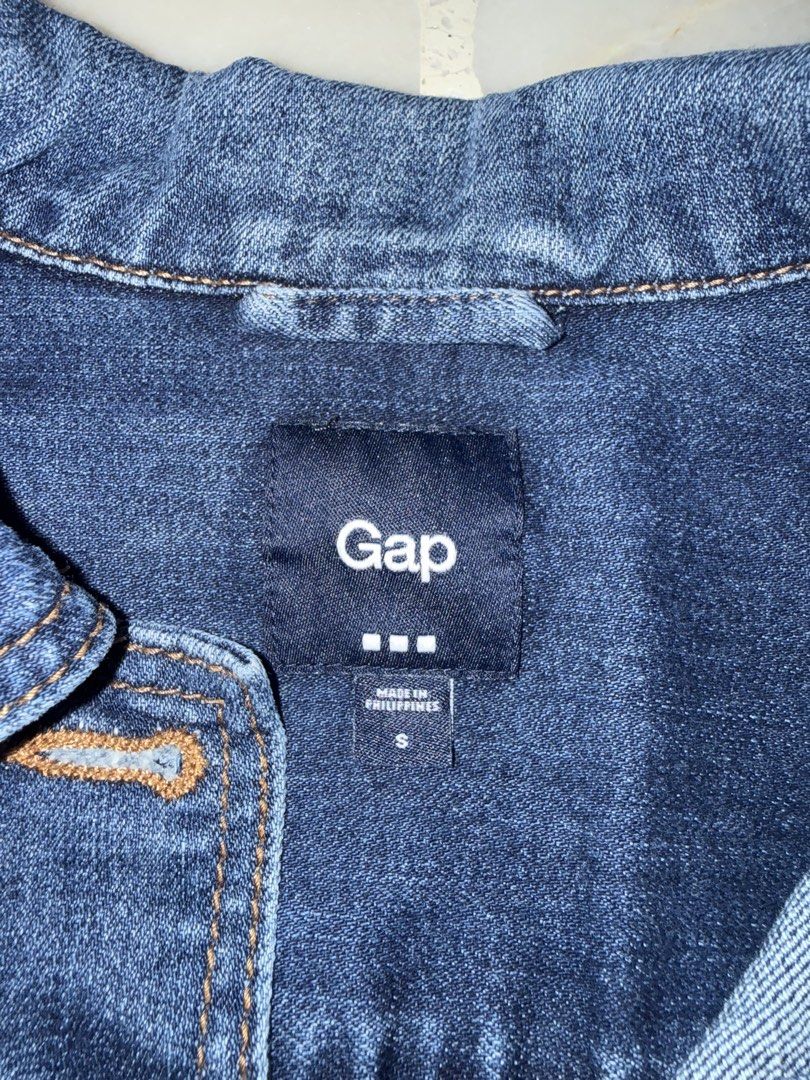 Gap denim jacket (Category: Coats, Jackets and Outerwear) located in Singapore. Submitted by Missy_C (Listing ID 1454890897, Image 3). Description: Authentic .