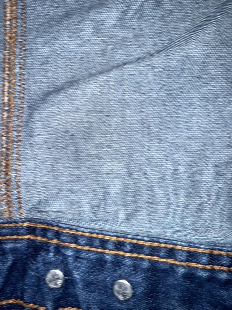 Gap denim jacket (Category: Coats, Jackets and Outerwear) located in Singapore. Submitted by Missy_C (Listing ID 1454890897, Image 4). Description: Authentic .