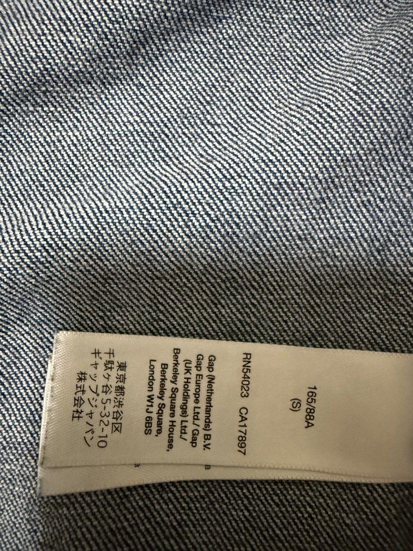 Gap denim jacket (Category: Coats, Jackets and Outerwear) located in Singapore. Submitted by Missy_C (Listing ID 1454890897, Image 5). Description: Authentic .
