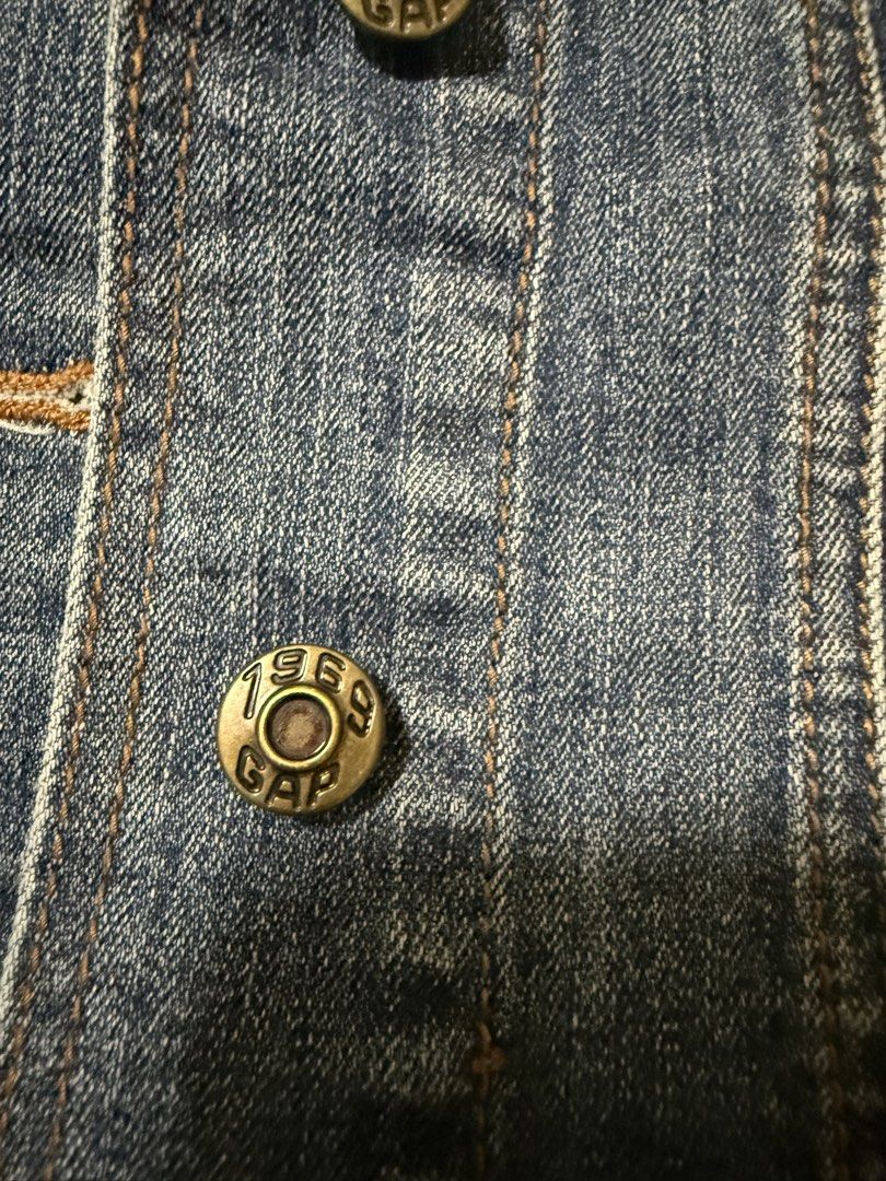 Gap denim jacket (Category: Coats, Jackets and Outerwear) located in Singapore. Submitted by Missy_C (Listing ID 1454890897, Image 6). Description: Authentic .