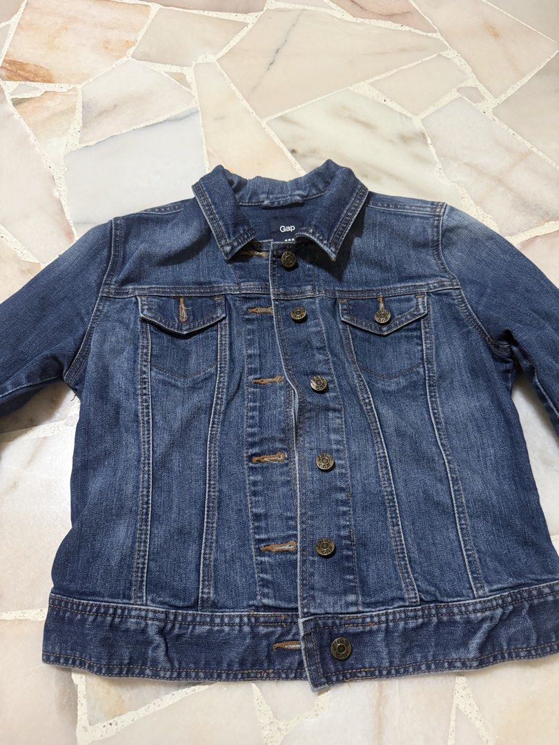 Gap denim jacket (Category: Coats, Jackets and Outerwear) located in Singapore. Submitted by Missy_C (Listing ID 1454890897, Image 2). Description: Authentic .