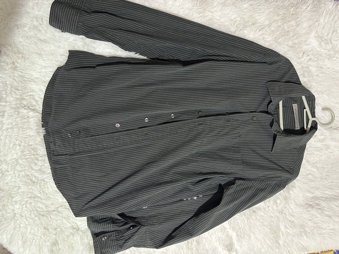 GIORDANO Men's Striped Button-Up Shirt Size S (Category: Tshirts & Polo Shirts ) located in Bautista. Submitted by aldringarciaaa (Listing ID 1454881891, Image 1). Description: - Brand: GIORDANO - Color: Grey with thin white pinstripes - Features: Chest pocket, button closures - Size: S - Style: Versatile for casual or smart casual wear.