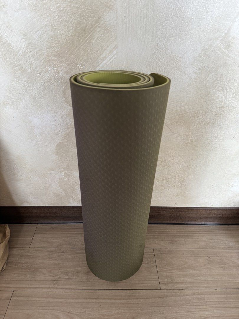 Green Yoga Mat (Category: Exercise Mats) located in Quezon City. Submitted by ancy.19 (Listing ID 1454825084, Image 1). Description: - Green yoga mat - Textured surface for enhanced grip - Rolls up for convenient storage - Features a hole on one end, ideal for hanging - Great for all your yoga sessions - Needs cleaning. Signs of use / Scratches .
