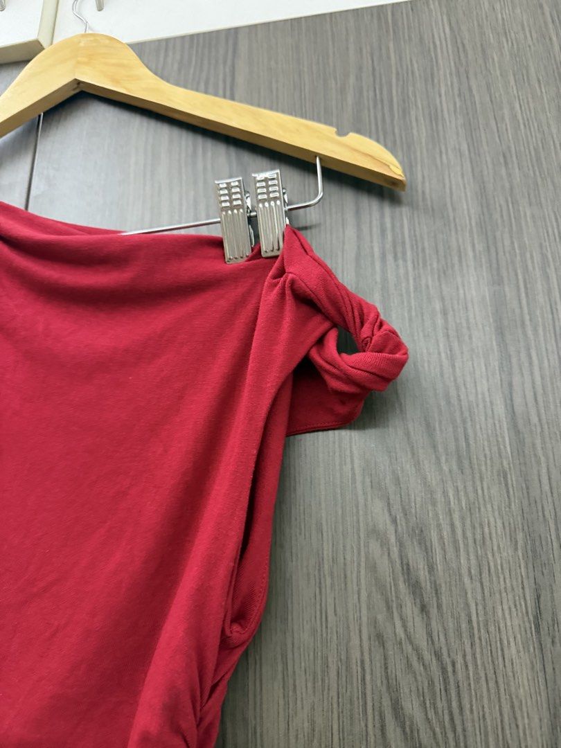 Grey off shoulder asymmetrical top from Vietnam (Category: Blouses) located in Antipolo. Submitted by kathscloset_ (Listing ID 1454876546, Image 2). Description: L on tag but best fits M frames.