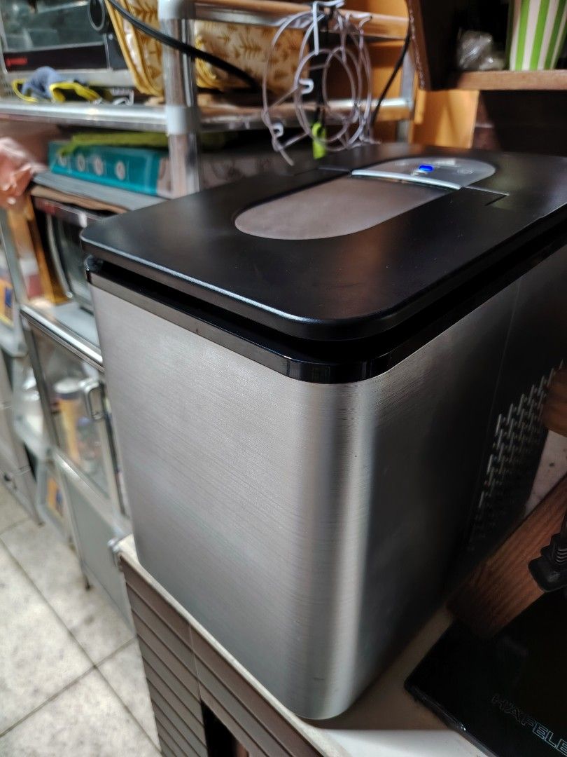 Hanabishi Ice Maker - Portable Countertop Machine (Category: Other Kitchen Appliances) located in Manila. Submitted by manilaklassiks (Listing ID 1454862191, Image 1). Description: - Makes ice cubes quickly - Countertop design, compact and easy to use - Produces small, bullet-shaped ice - Control panel lights up when operating Price 5000 negotiable .