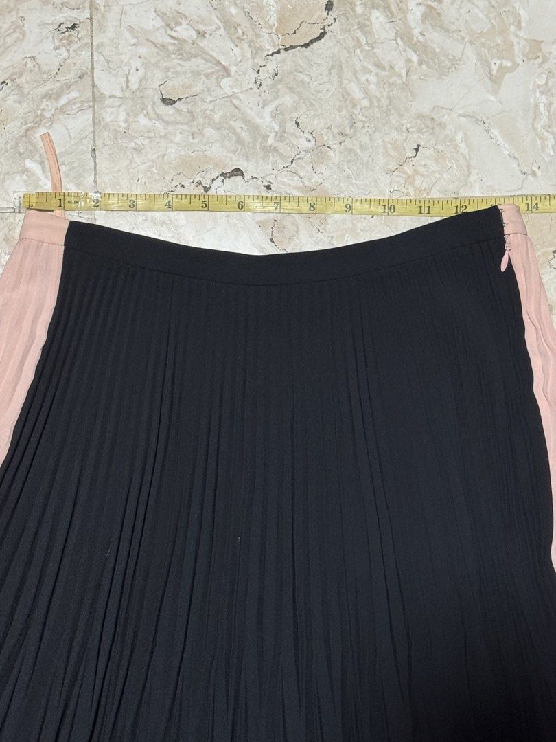 HIDY N.G. Pleated Maxi Skirt (Category: Skirts) located in Quezon City. Submitted by EveryWANTShop (Listing ID 1454887416, Image 2). Description: - Light pink skirt - Brand: HIDY N.G. - Size: L - Features a silky lining - Perfect for down.