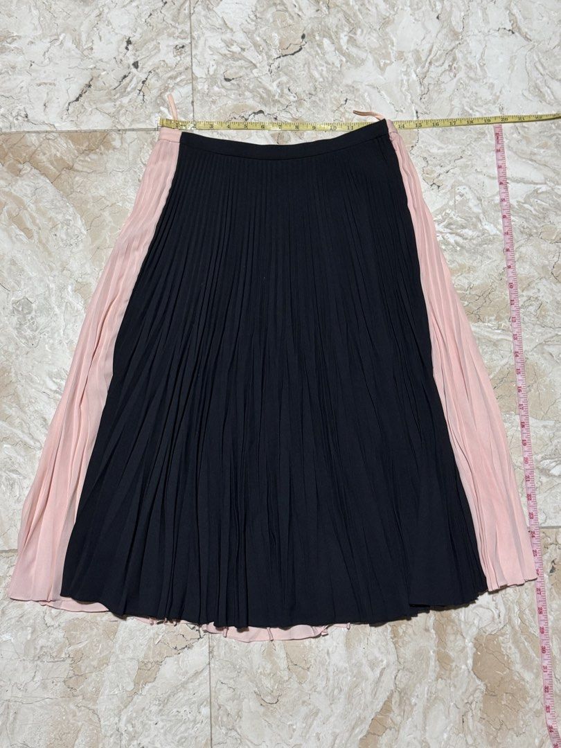 HIDY N.G. Pleated Maxi Skirt (Category: Skirts) located in Quezon City. Submitted by EveryWANTShop (Listing ID 1454887416, Image 1). Description: - Light pink skirt - Brand: HIDY N.G. - Size: L - Features a silky lining - Perfect for down.