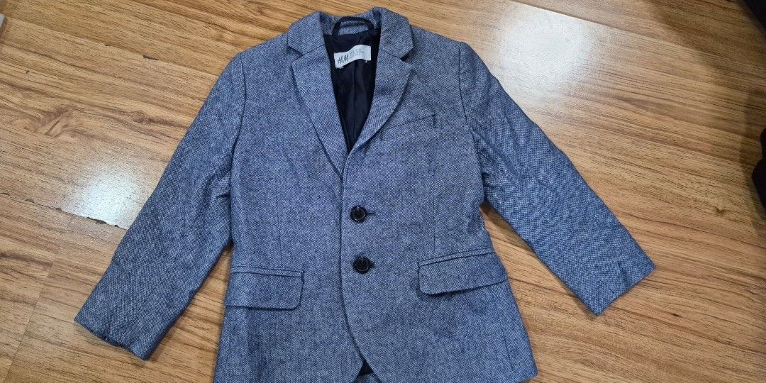 H&M Boys Grey Herringbone Blazer (Category: Babies & Kids Fashion) located in Pasig City. Submitted by decluttermyclosetph (Listing ID 1454863681, Image 1). Description: - Grey herringbone blazer from H&M - Two-button front closure - Two flap pockets on the front - Fully lined interior - Versatile for smart occasions or everyday wear - Sharp and stylish look.
