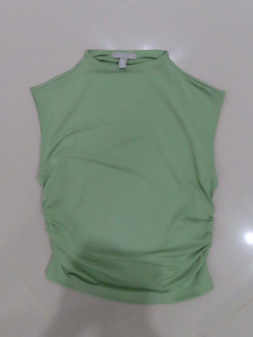 H&M Mock Turtleneck Crop Top (Category: Sleeveless) located in Pasay City. Submitted by 500below (Listing ID 1454905599, Image 3). Description: Worn: 1x Original Price: ₱499.