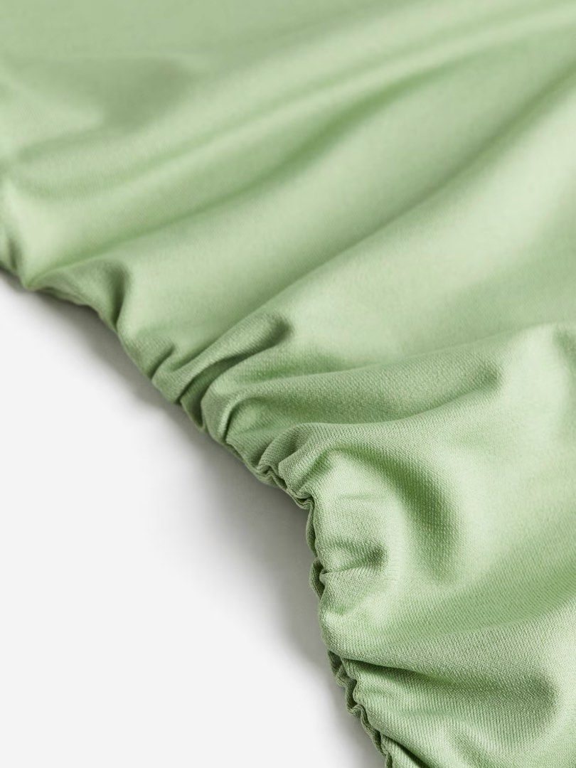 H&M Mock Turtleneck Crop Top (Category: Sleeveless) located in Pasay City. Submitted by 500below (Listing ID 1454905599, Image 2). Description: Worn: 1x Original Price: ₱499.
