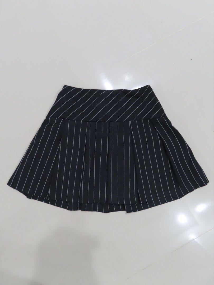 H&M Pinstripe Pleated Mini Skirt (Category: Skirts) located in Pasay City. Submitted by 500below (Listing ID 1454902448, Image 1). Description: Worn: 3x .