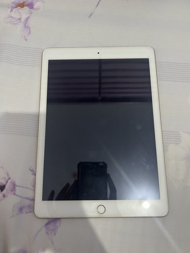 IPAD 5TH GENERATION (Category: iPad) located in Manila. Submitted by bihooncart (Listing ID 1454830482, Image 2). Description: 32 gb No scratches Can send more pics 5000 for payo sdd/j&t rfs: need funds for school.