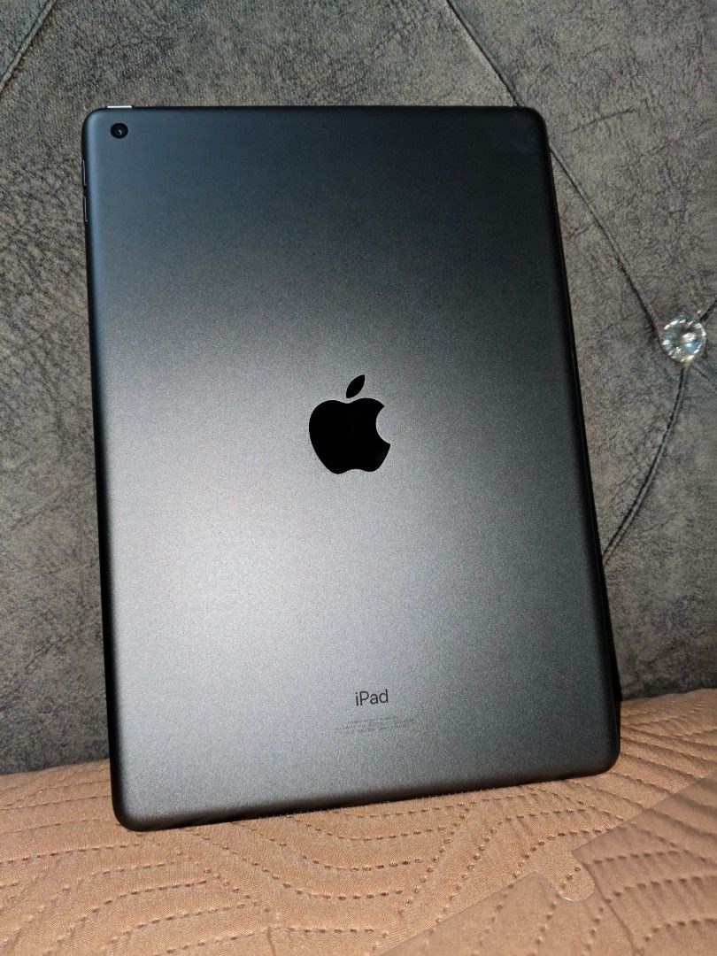 Ipad 9th generation (Category: iPad) located in Kuala Lumpur. Submitted by arianafarh89471 (Listing ID 1454881710, Image 1). Description: nak letgo Ipad 9th gen with combo touch logitech condition lawa teruk but ada sikit crack kt bahagian tepi,tpi still okayy no problem, klau berminat chat ya harga boleh negoo.