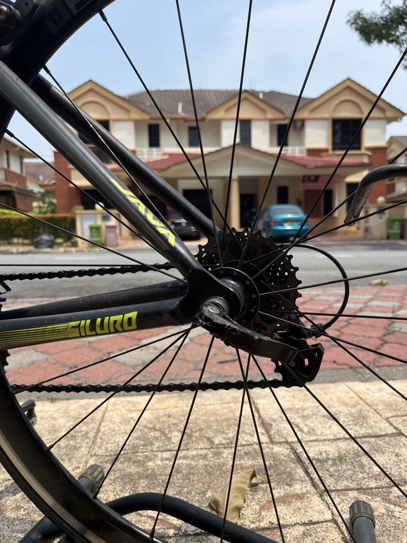 JAVA (Category: Bicycles) located in Putrajaya. Submitted by asmaanzz (Listing ID 1454806217, Image 3). Description: size 48 condition 8/10 AERODYNAMIC full Shoe cleats .