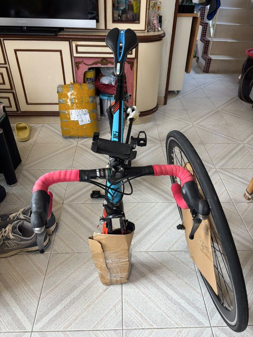 JAVA Siluro （分類：單車）位於 Hong Kong。 由 0315fionalee 提交（商品編號 1454906882，圖片 3）。簡介： DECAF 18段(2x9)變速 破風流線把手、水滴型座管 DECAF中空一體牙盤 50/34T Crank 鋁合金輕量化11-28T 飛輪 內藏線設計 Alloy 快拆輪組。