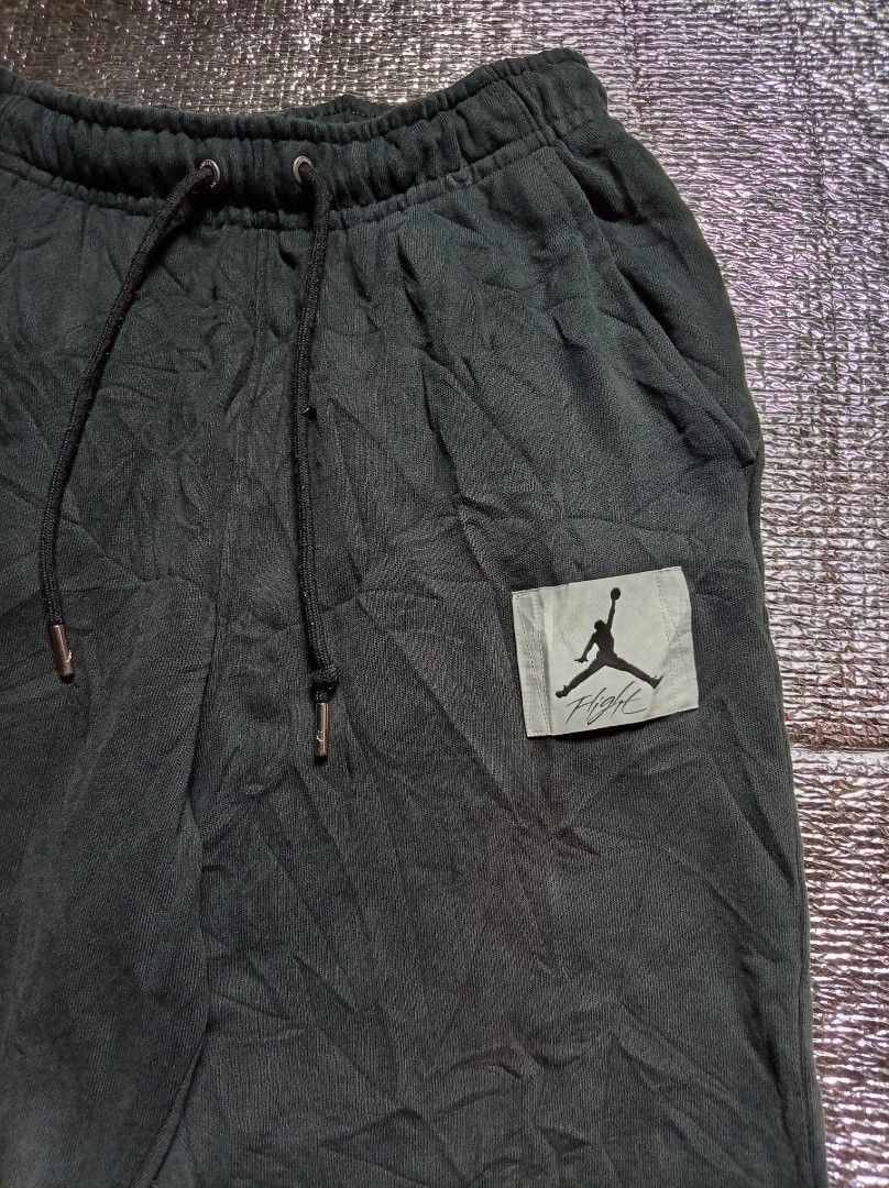 Jordan Flight Jogger Pants (Category: Joggers) located in Tuguegarao City. Submitted by nibordelac60216 (Listing ID 1454792058, Image 3). Description: Small on tag Waist- 28-32 Length- 37 Excellent condition No issue Color rate: 9/10.